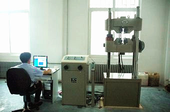 Computer screen hydraulic universal testing machine