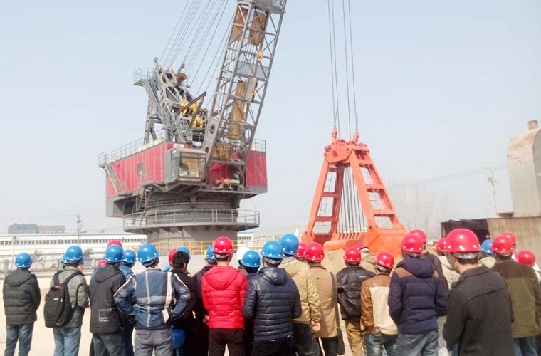 The students watch the dredger simulation field